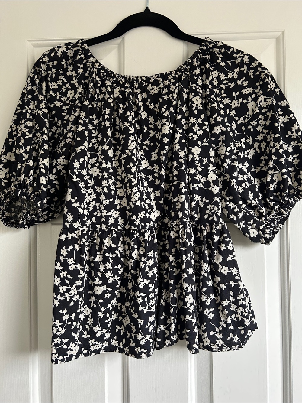 M Old Navy Black & White Floral Puff-Sleeve Peplum Top